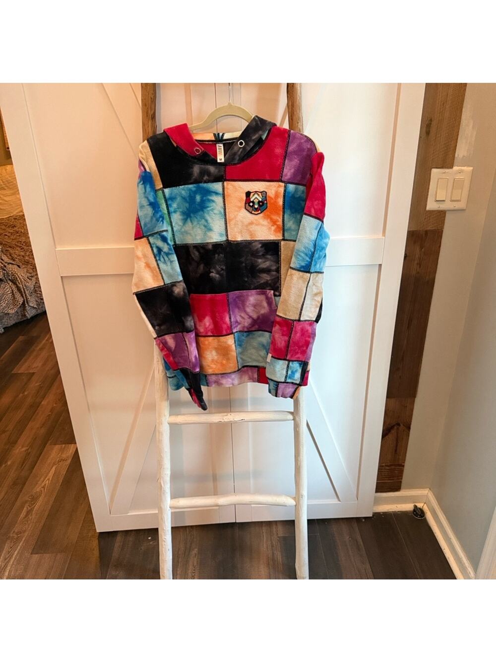 Fifth Loop “deserves attention” hooded. Embroidered Bear. Patchwork Med.
